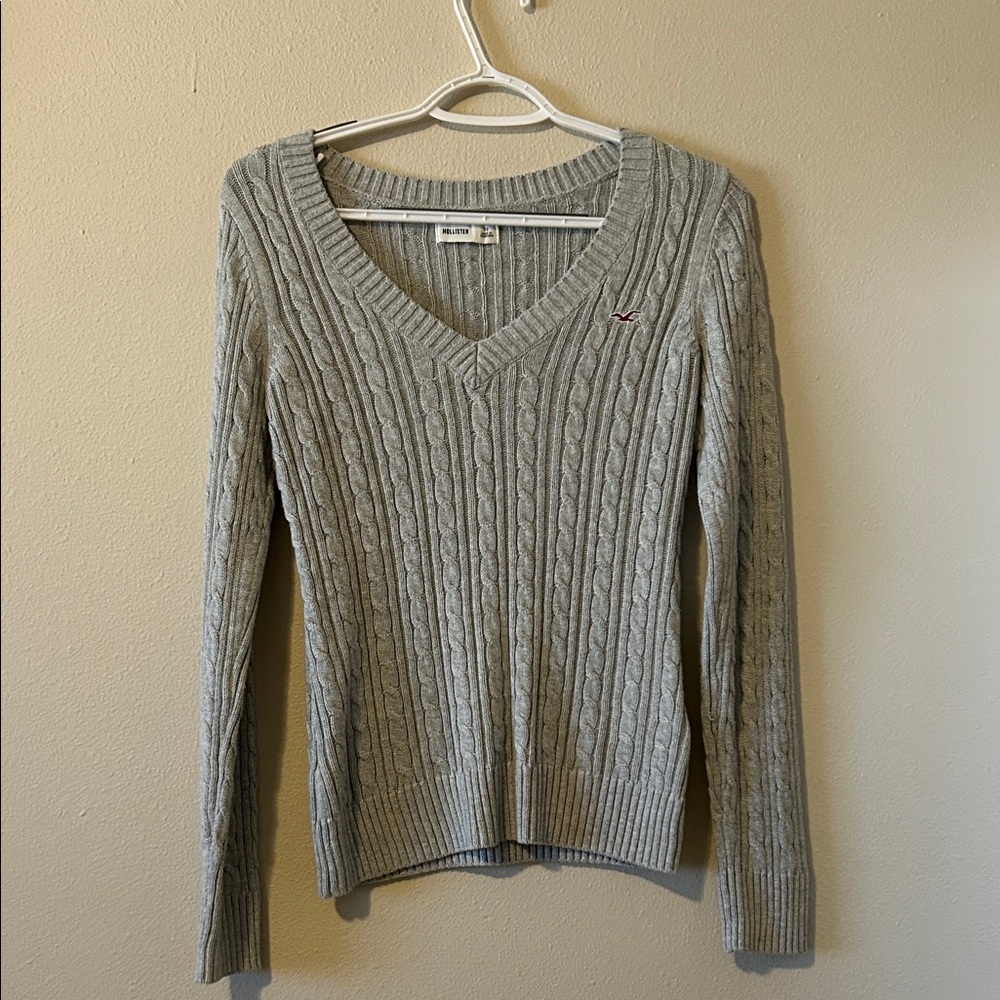 Hollister Women's Cable V-Neck Sweater in Light Gray with Small Logo